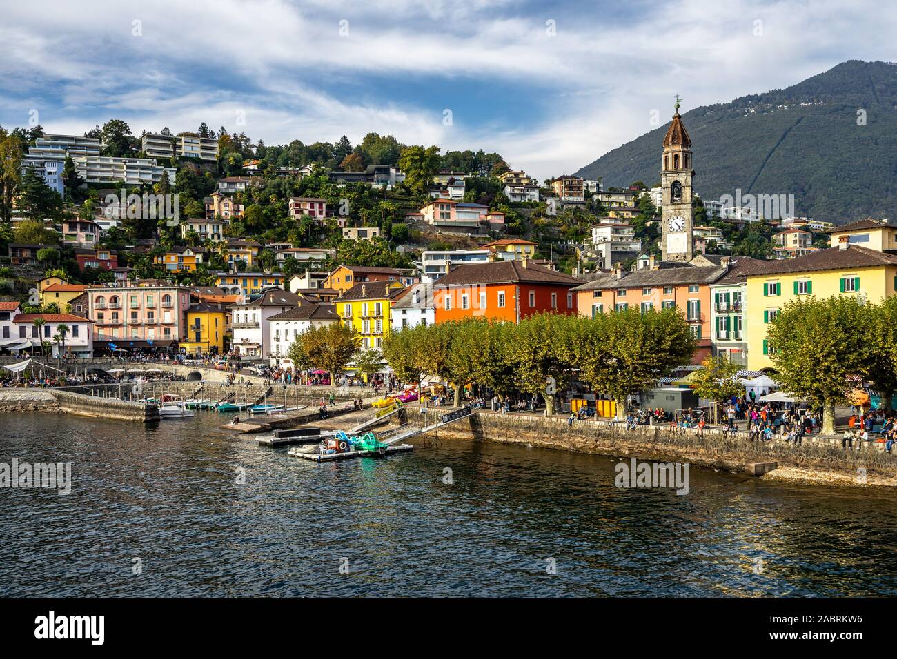 Vista di Ascona, un tipico villaggio svizzero cittadina sulle rive del Lago Maggiore, Canton Ticino, Svizzera Foto Stock