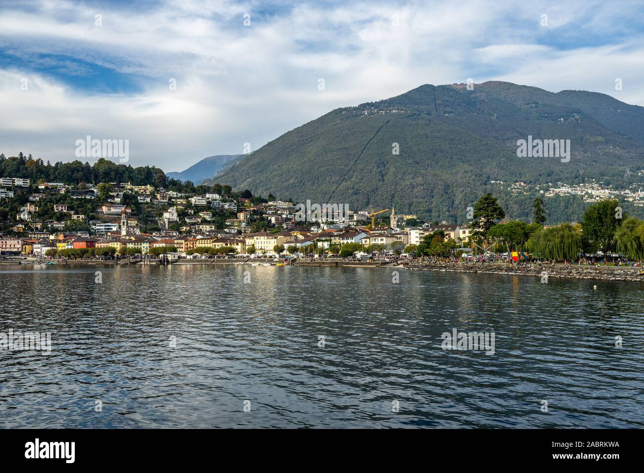 Vista di Ascona dal traghetto barca a vela sul lago, Canton Ticino, Svizzera. Foto Stock