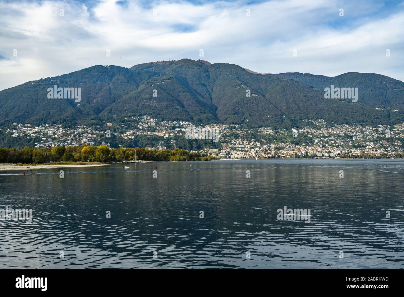 Vista di Locarno dal traghetto barca a vela sul lago, Canton Ticino, Svizzera Foto Stock
