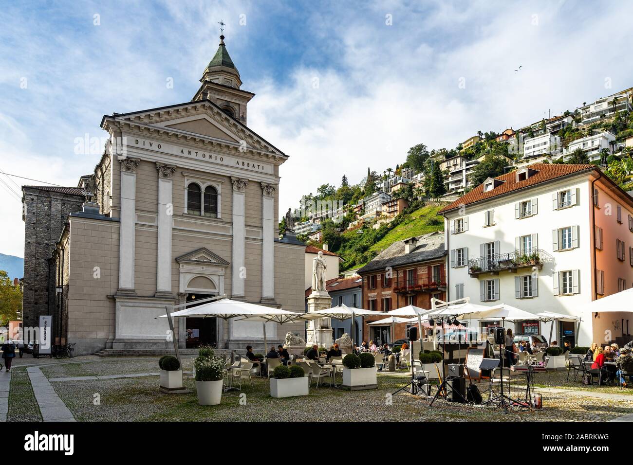 Piazza Sant Antonio è una delle più vivace piazza di Locarno centro storico. Locarno, Canton Ticino, Svizzera, Ottobre 2019 Foto Stock