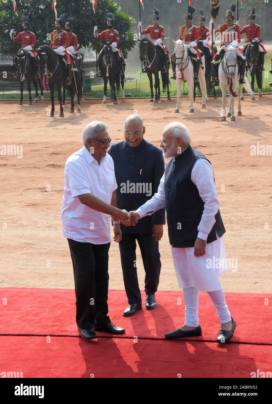 Il primo ministro Naredra Modi saluta Sri Lanka Presidente Gotabaya Rajapaksa come teh presidente indiano Ram Nath Kovind guarda su durante il suo cerimoniale di rece Foto Stock