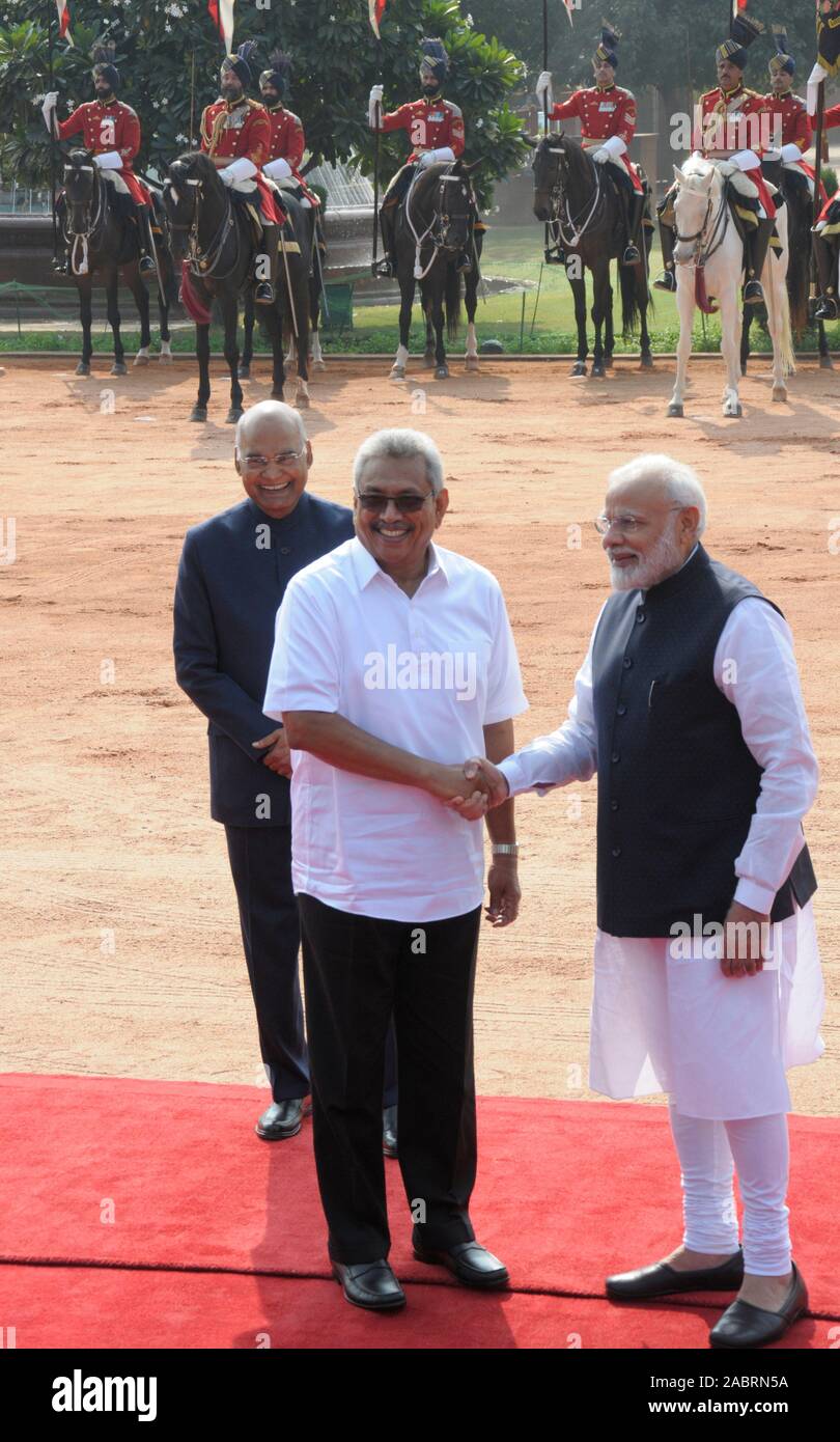 Il primo ministro Naredra Modi saluta Sri Lanka Presidente Gotabaya Rajapaksa come teh presidente indiano Ram Nath Kovind guarda su durante il suo cerimoniale di rece Foto Stock