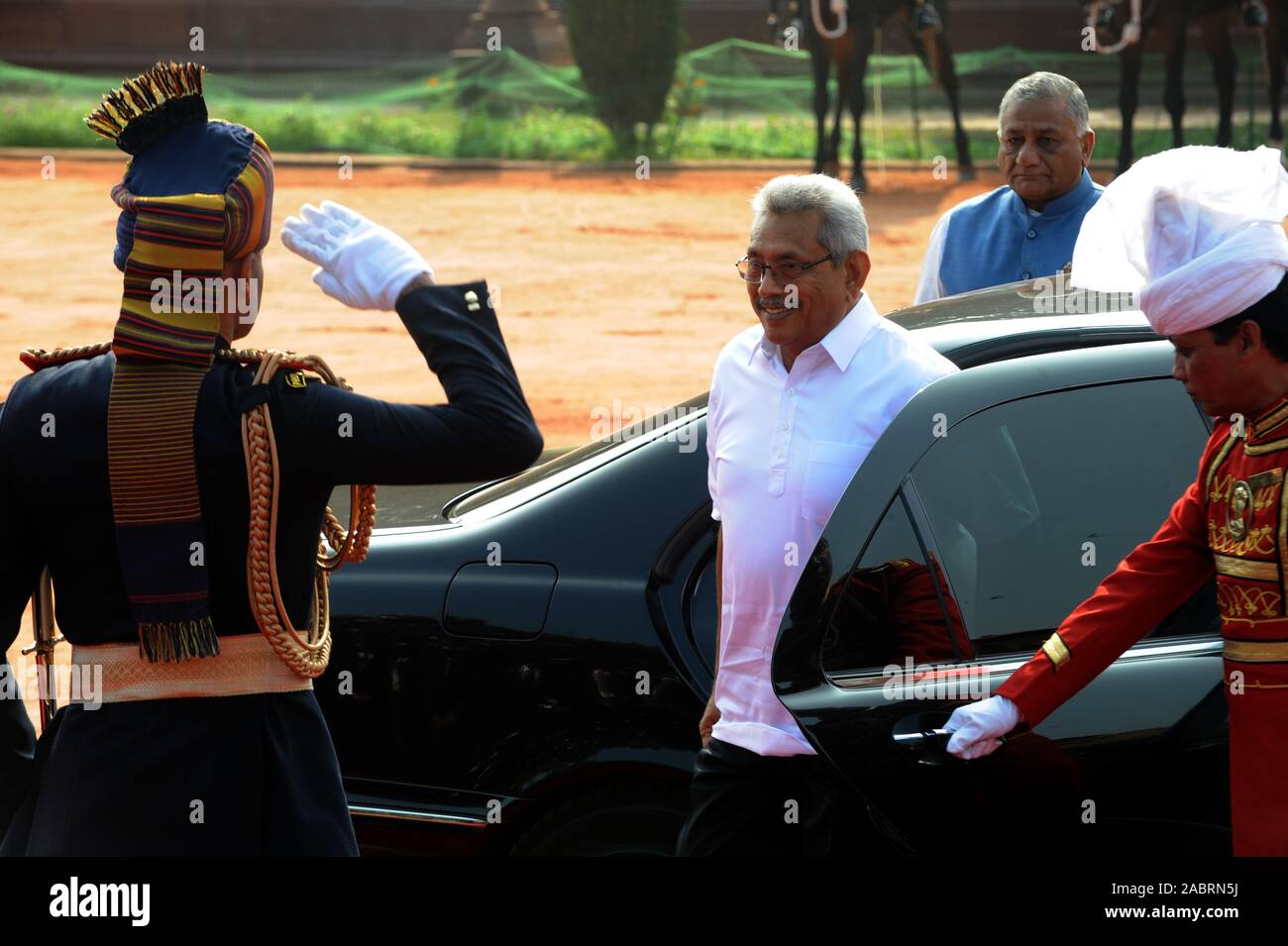 ADC presidenziale saluta in Sri Lanka Presidente Gotabaya Rajapaksa al suo arrivo per un cerimoniale di ricezione nel cortile del Palazzo Presidenziale Foto Stock