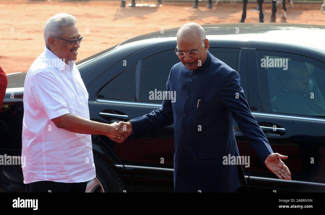 India del Presidente di Ram Nath Kovind saluta il neo eletto Sri Lanka Presidente Gotabaya Rajapaksa durante il suo cerimoniale di ricezione nel piazzale del Pres Foto Stock