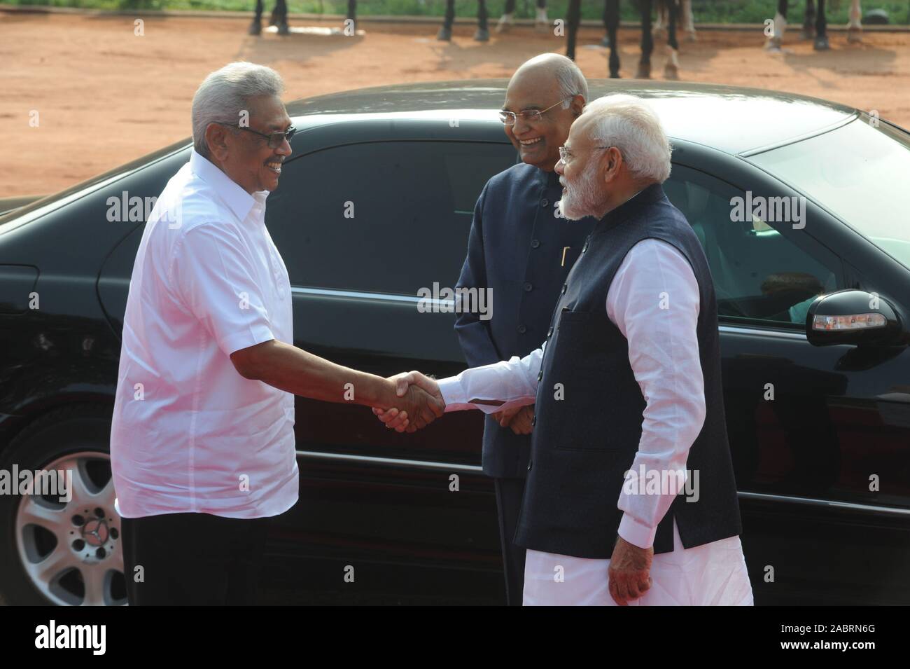 Il primo ministro Naredra Modi saluta Sri Lanka Presidente Gotabaya Rajapaksa come teh presidente indiano Ram Nath Kovind guarda su durante il suo cerimoniale di rece Foto Stock