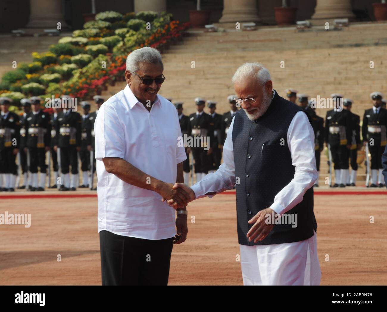 Primo Ministro indiano Naredra Modi saluta il neo eletto Sri Lanka Presidente Gotabaya Rajapaksa durante il suo cerimoniale di ricezione nel piazzale di t Foto Stock