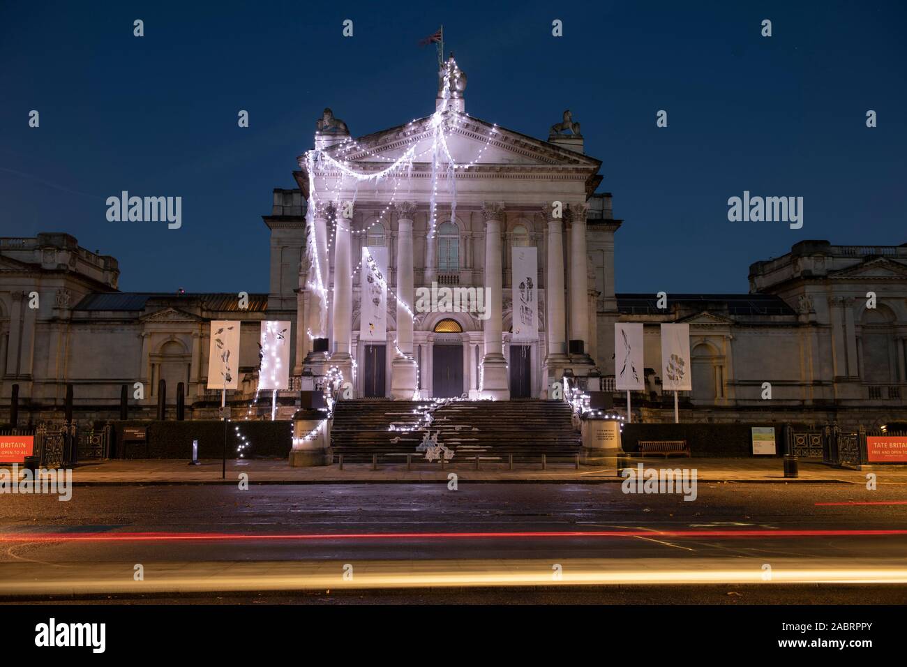 Tate Britain, Londra, Regno Unito. Il 29 novembre 2019. La nuova Tate Britain Inverno Commissione, ideato dal celebre artista britannico Anne Hardy ha trasformato la Tate Britain iconici facciata in una fregata tempio in un'esplorazione dei ritmi naturali della terra, maree e il solstizio d'inverno. Svelato per la prima volta oggi, Hardy's lavoro sarà sul display fino al 26 gennaio 2020. Credito: Malcolm Park/Alamy Live News. Foto Stock