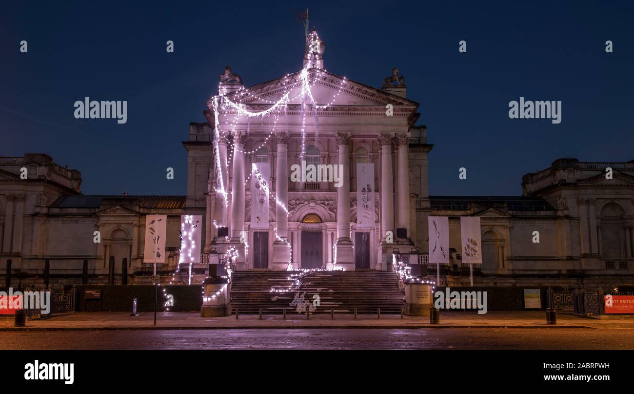 Tate Britain, Londra, Regno Unito. Il 29 novembre 2019. La nuova Tate Britain Inverno Commissione, ideato dal celebre artista britannico Anne Hardy ha trasformato la Tate Britain iconici facciata in una fregata tempio in un'esplorazione dei ritmi naturali della terra, maree e il solstizio d'inverno. Svelato per la prima volta oggi, Hardy's lavoro sarà sul display fino al 26 gennaio 2020. Credito: Malcolm Park/Alamy Live News. Foto Stock