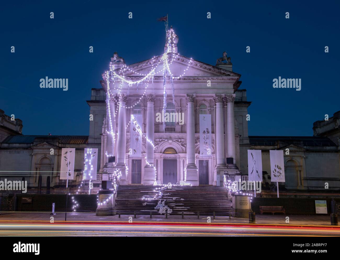 Tate Britain, Londra, Regno Unito. Il 29 novembre 2019. La nuova Tate Britain Inverno Commissione, ideato dal celebre artista britannico Anne Hardy ha trasformato la Tate Britain iconici facciata in una fregata tempio in un'esplorazione dei ritmi naturali della terra, maree e il solstizio d'inverno. Svelato per la prima volta oggi, Hardy's lavoro sarà sul display fino al 26 gennaio 2020. Credito: Malcolm Park/Alamy Live News. Foto Stock