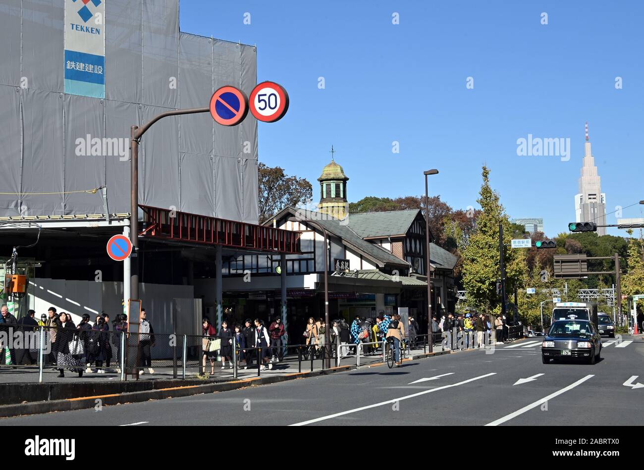 Tokyo, Giappone. 29 Nov, 2019. Lo storico edificio della stazione di Harajuku Tokyos attira i fotografi attenzione per la sua facciata classica il Venerdì, 29 novembre 2019. Costruito nel 1924, il più antico di legno superstite edificio della stazione di Tokyo è slittato per lo smantellamento dopo il 2020 Olimpiadi di Tokyo. Credito: Natsuki Sakai/AFLO/Alamy Live News Foto Stock