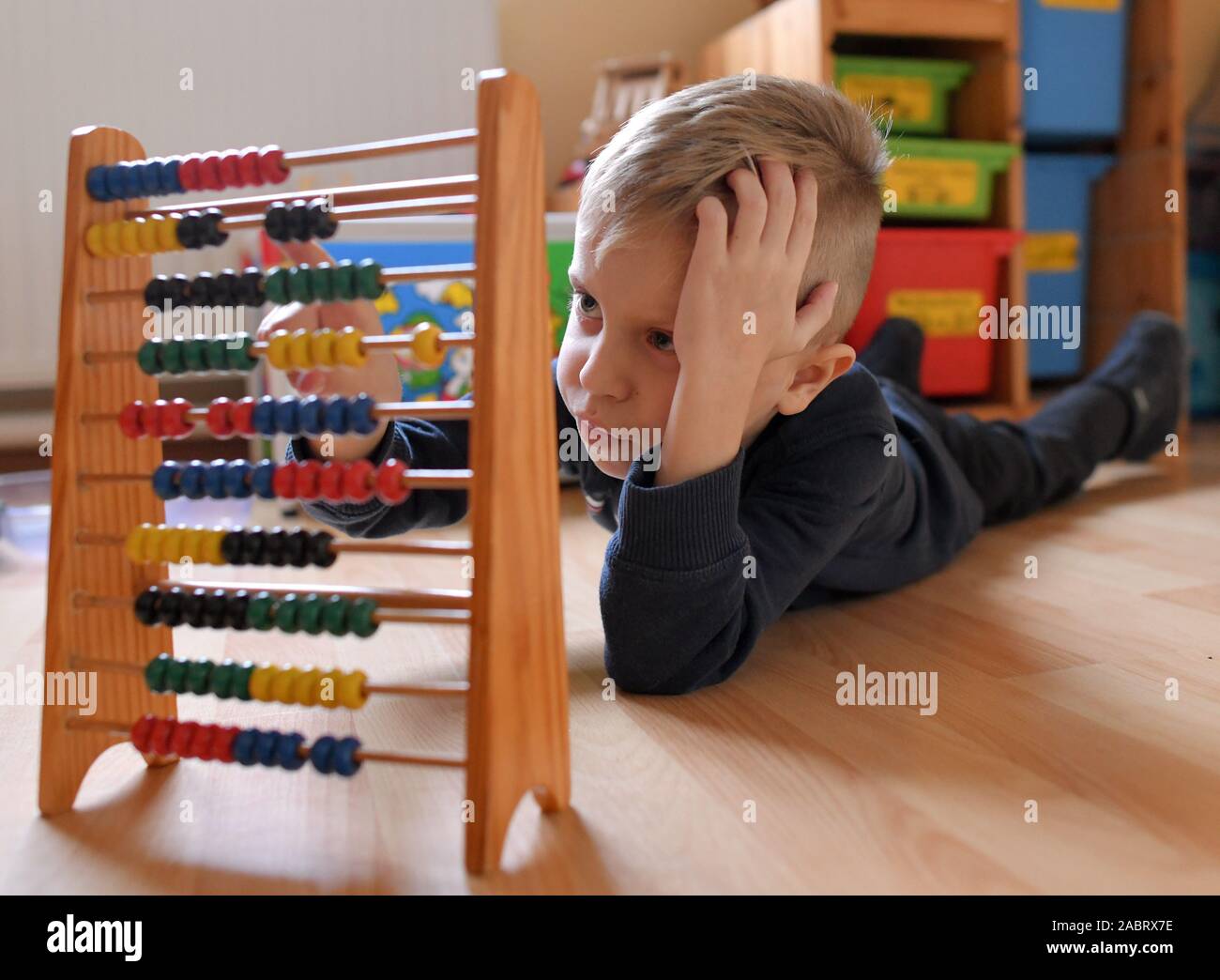 26 novembre 2019, Brandeburgo, Francoforte (Oder): il malato grave cinque-anno-vecchio Luca Felske gioca nel club 'Löwenkinder'. Avente o gravemente malati terminali di solito i bambini significa round-the-clock di cura per i genitori interessati. Il Frankfurt associazione 'Löwenkinder' li supporta, offre consigli, di scambio e di rilievo. Una giornata per i bambini ospizio è in costruzione. Foto: Patrick Pleul/dpa-Zentralbild/ZB Foto Stock