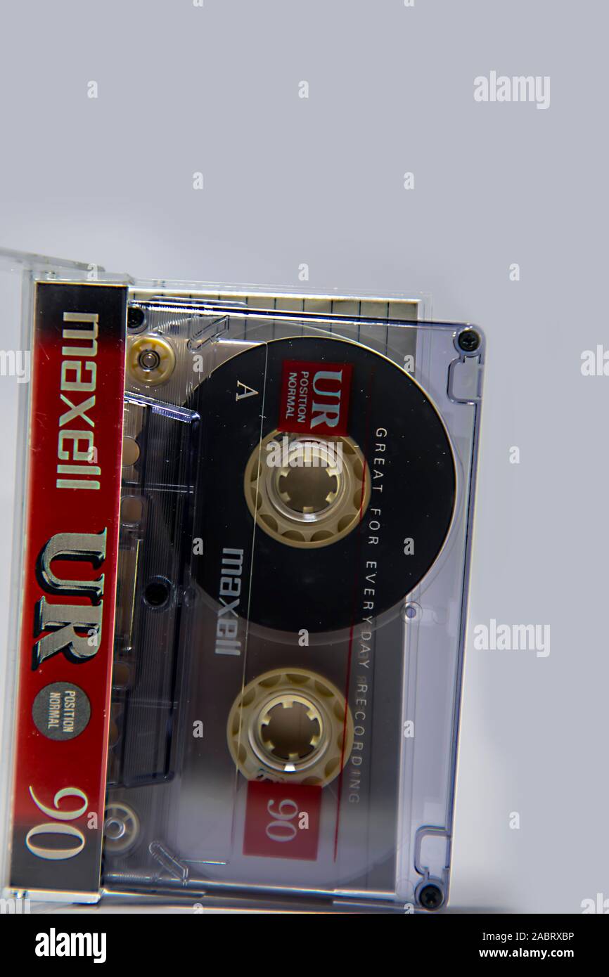 Audio cassette a nastro sfondo rosso Foto Stock