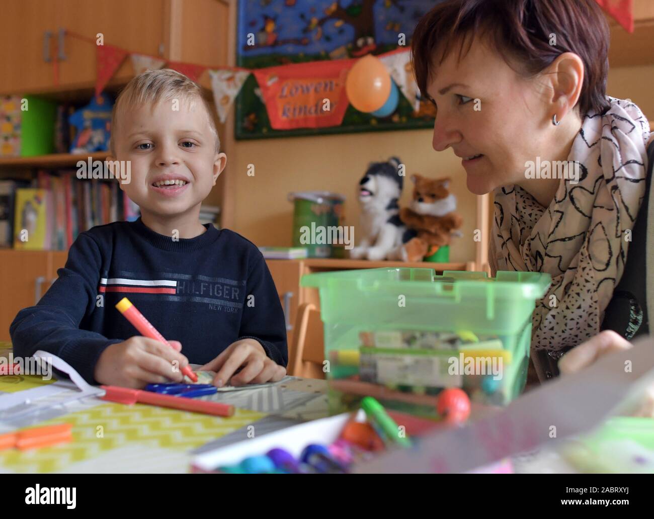26 novembre 2019, Brandeburgo, Francoforte (Oder): il malato grave cinque-anno-vecchio Luca Felske è curato da Denise Börner, direttore dell'associazione 'Löwenkinder'. Avente o gravemente malati terminali di solito i bambini significa round-the-clock di cura per i genitori interessati. Il Frankfurt associazione 'Löwenkinder' li supporta, offre consigli, di scambio e di rilievo. Una giornata per i bambini ospizio è in costruzione. Foto: Patrick Pleul/dpa-Zentralbild/ZB Foto Stock