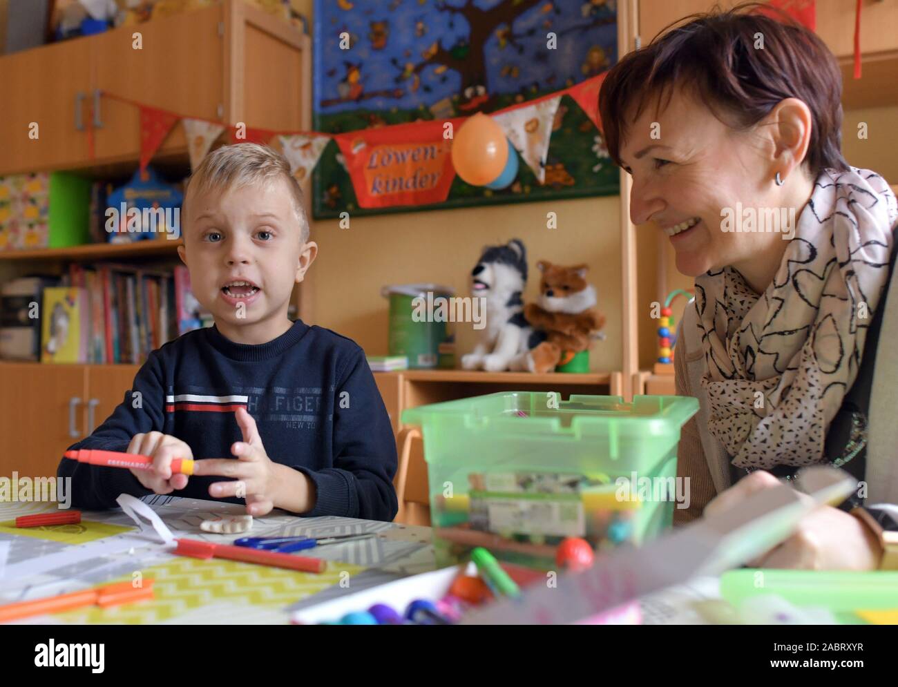 26 novembre 2019, Brandeburgo, Francoforte (Oder): il malato grave cinque-anno-vecchio Luca Felske è curato da Denise Börner, direttore dell'associazione 'Löwenkinder'. Avente o gravemente malati terminali di solito i bambini significa round-the-clock di cura per i genitori interessati. Il Frankfurt associazione 'Löwenkinder' li supporta, offre consigli, di scambio e di rilievo. Una giornata per i bambini ospizio è in costruzione. Foto: Patrick Pleul/dpa-Zentralbild/ZB Foto Stock