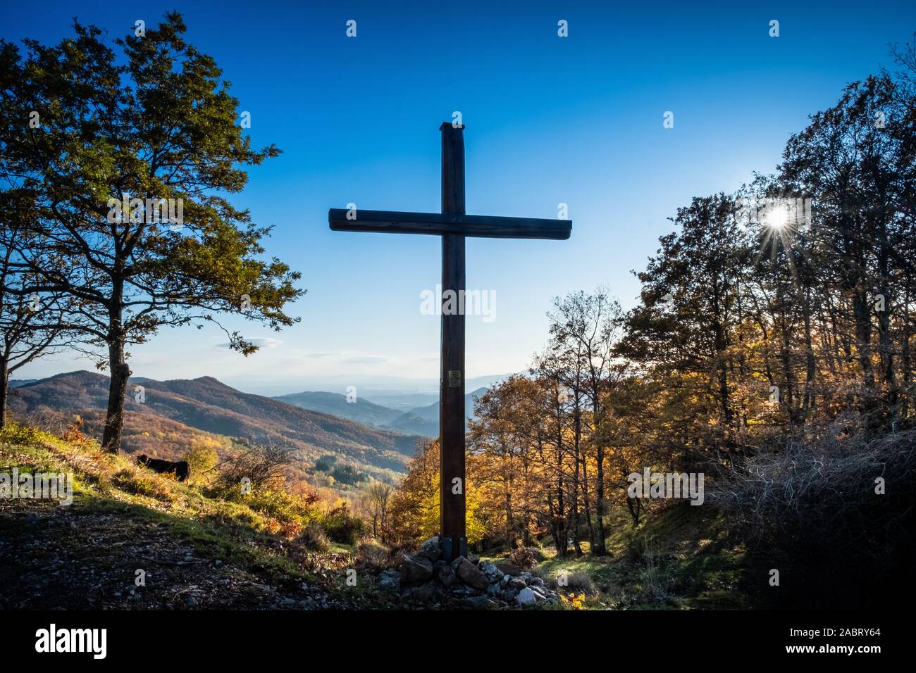 Punto panoramico di Croce a Veglia a piedi lungo l'Appennino Lucchese dal  villaggio di Pontito per la Penna di Lucchio, Lucca - Toscana, Italia Foto  stock - Alamy