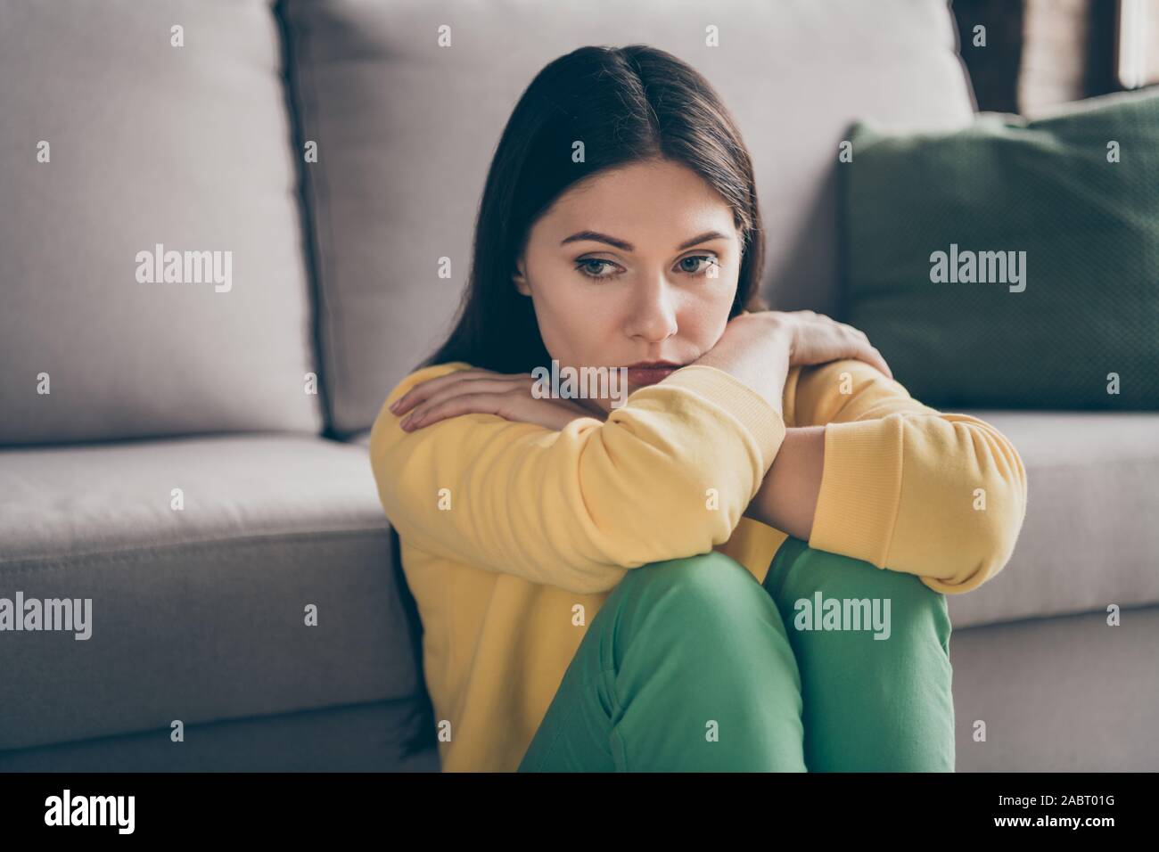 Vicino la foto della ragazza frustrato sit piano sente triste emozioni lonely indossare abbigliamento elegante in casa soggiorno in ambienti chiusi Foto Stock