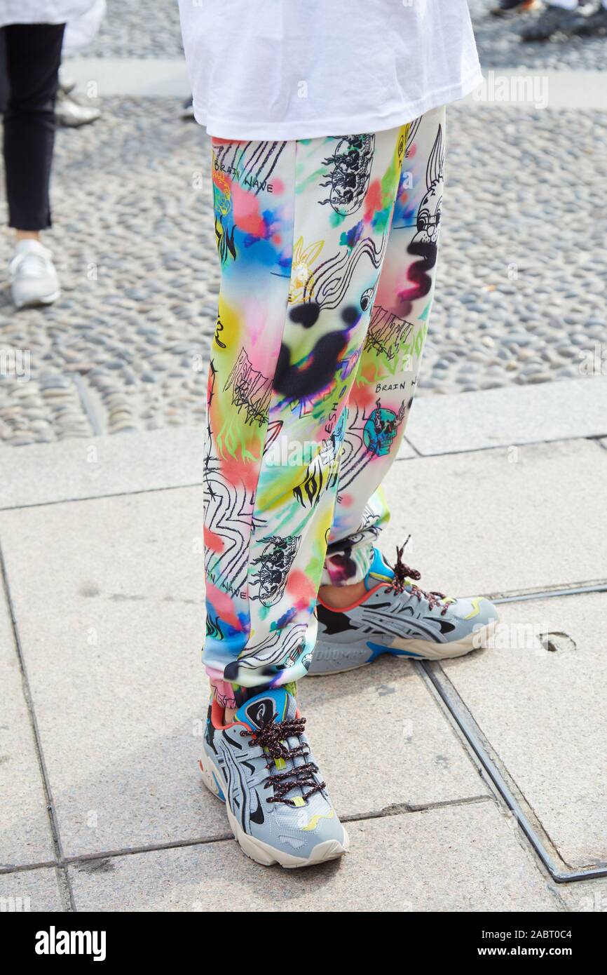 Milano, Italia - 18 settembre 2019: l'uomo con Asics sneakers e pantaloni colorati prima di Tiziano Guardini fashion show, la Settimana della Moda Milanese street style Foto Stock