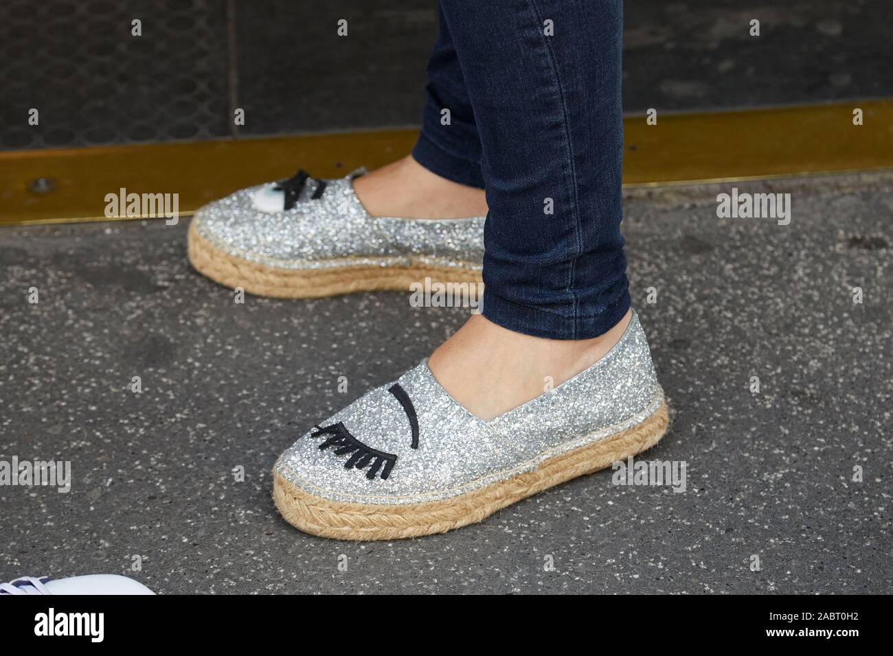 Milano, Italia - 18 settembre 2019: Donna con Chiara Ferragni silver glitter scarpe prima Peter Pilotto fashion show, la Settimana della Moda Milanese street style Foto Stock