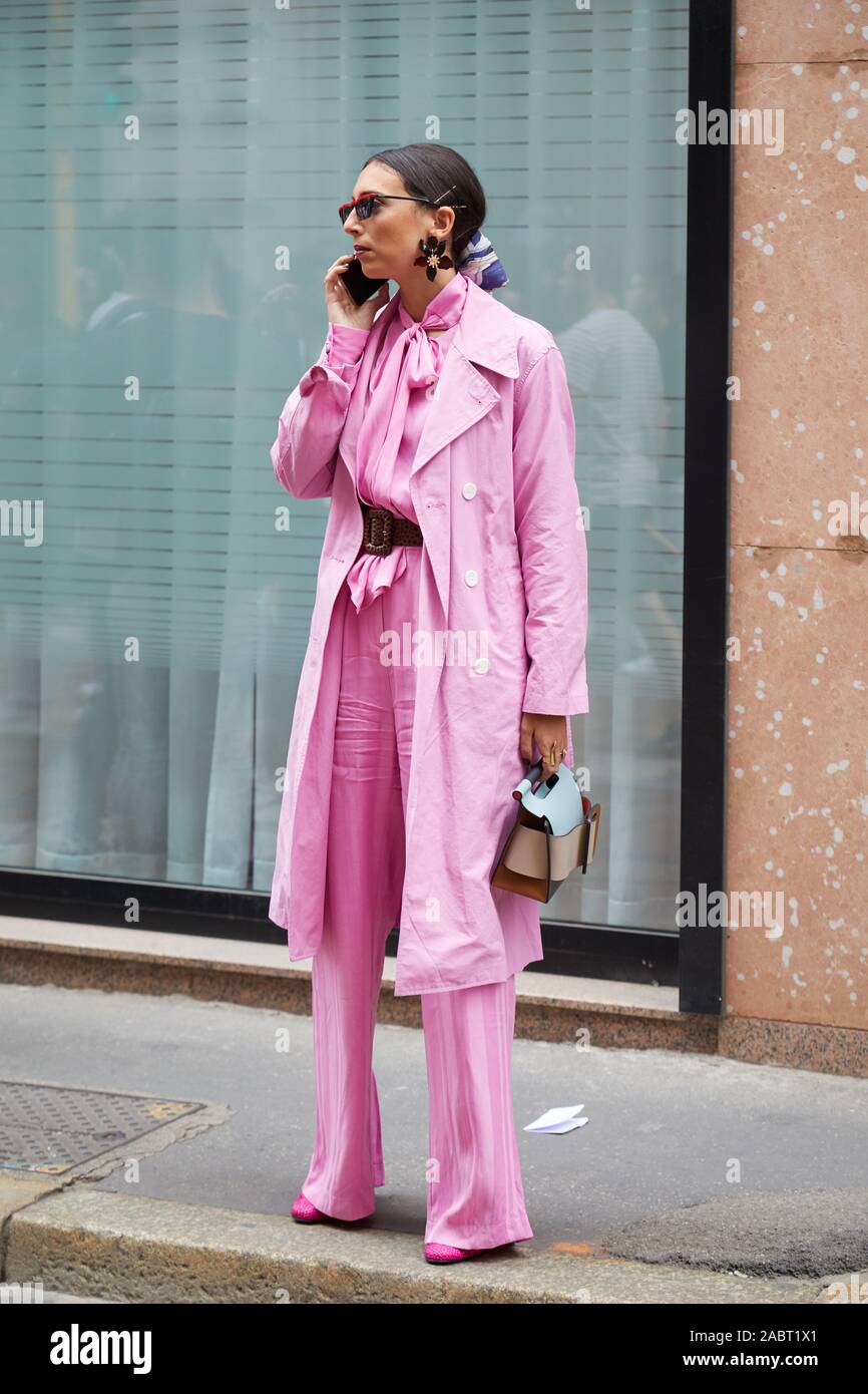 Milano, Italia - 18 settembre 2019: Donna con cappotto rosa e pantaloni  prima di Calcaterra fashion show, la Settimana della Moda Milanese street  style Foto stock - Alamy