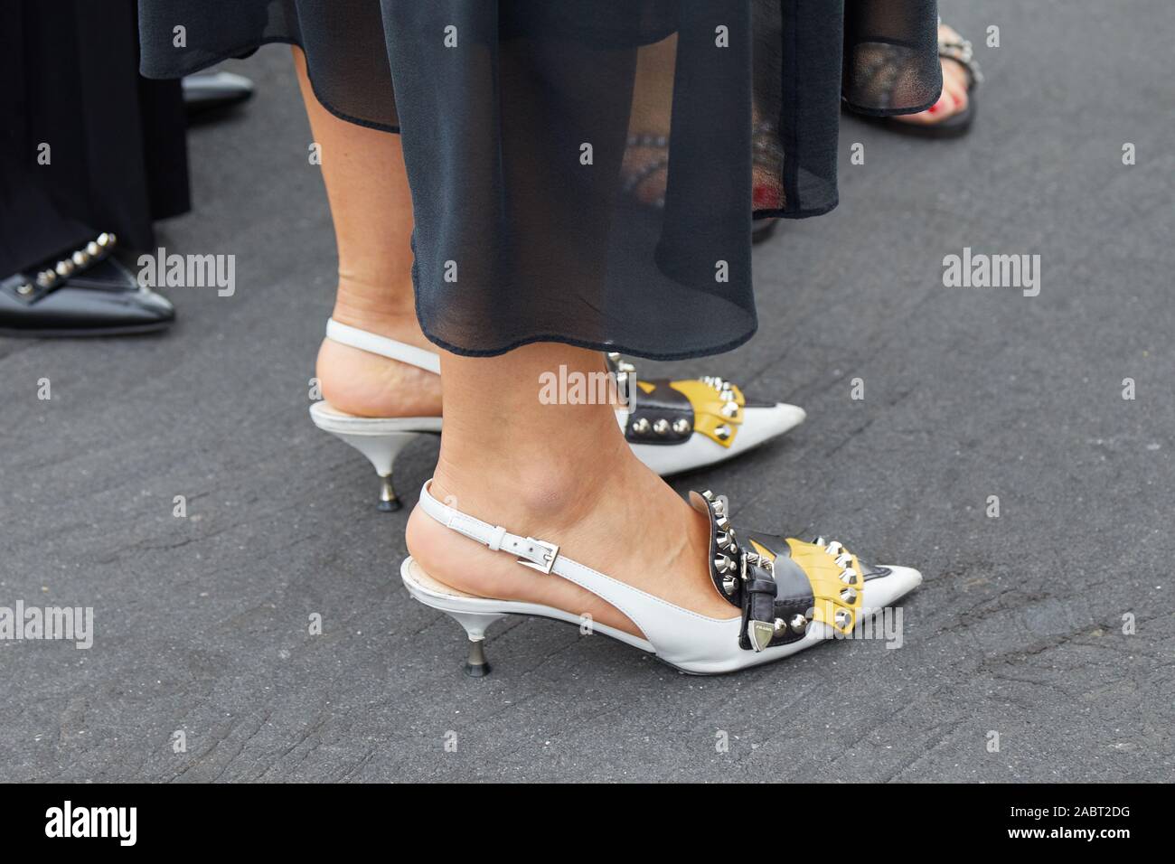 Milano, Italia - 18 settembre 2019: Donna con Prada bianco, nero e giallo  con le scarpe con tacchetti prima di Prada fashion show, la Settimana della  Moda Milanese street styl Foto stock - Alamy