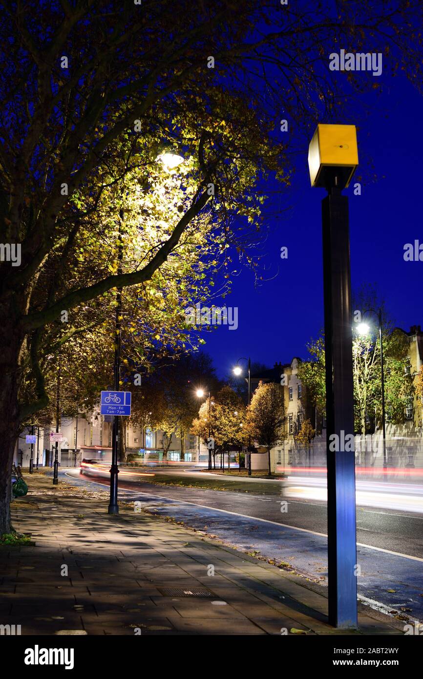Fotocamera velocità all'alba con semaforo sentieri a Londra. Foto Stock