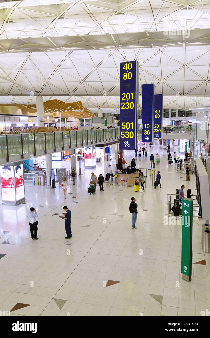 Aeroporto di Hong Kong - persone nei principali terminal internazionale (terminale 1); l'aeroporto internazionale di Hong kong, o aeroporto Chek Lap Kok di Hong Kong Asia Foto Stock