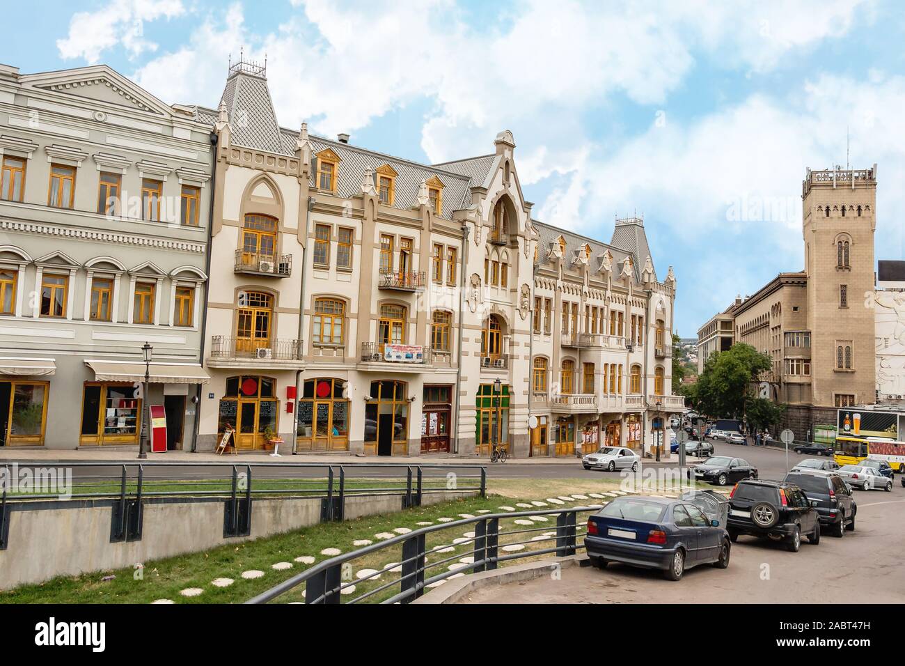 Shota Rustaveli Avenue, Tbilisi. Main Street, Europeo edifici storici del centro città in città capitale, Georgia. Architettura georgiana Landmar Foto Stock