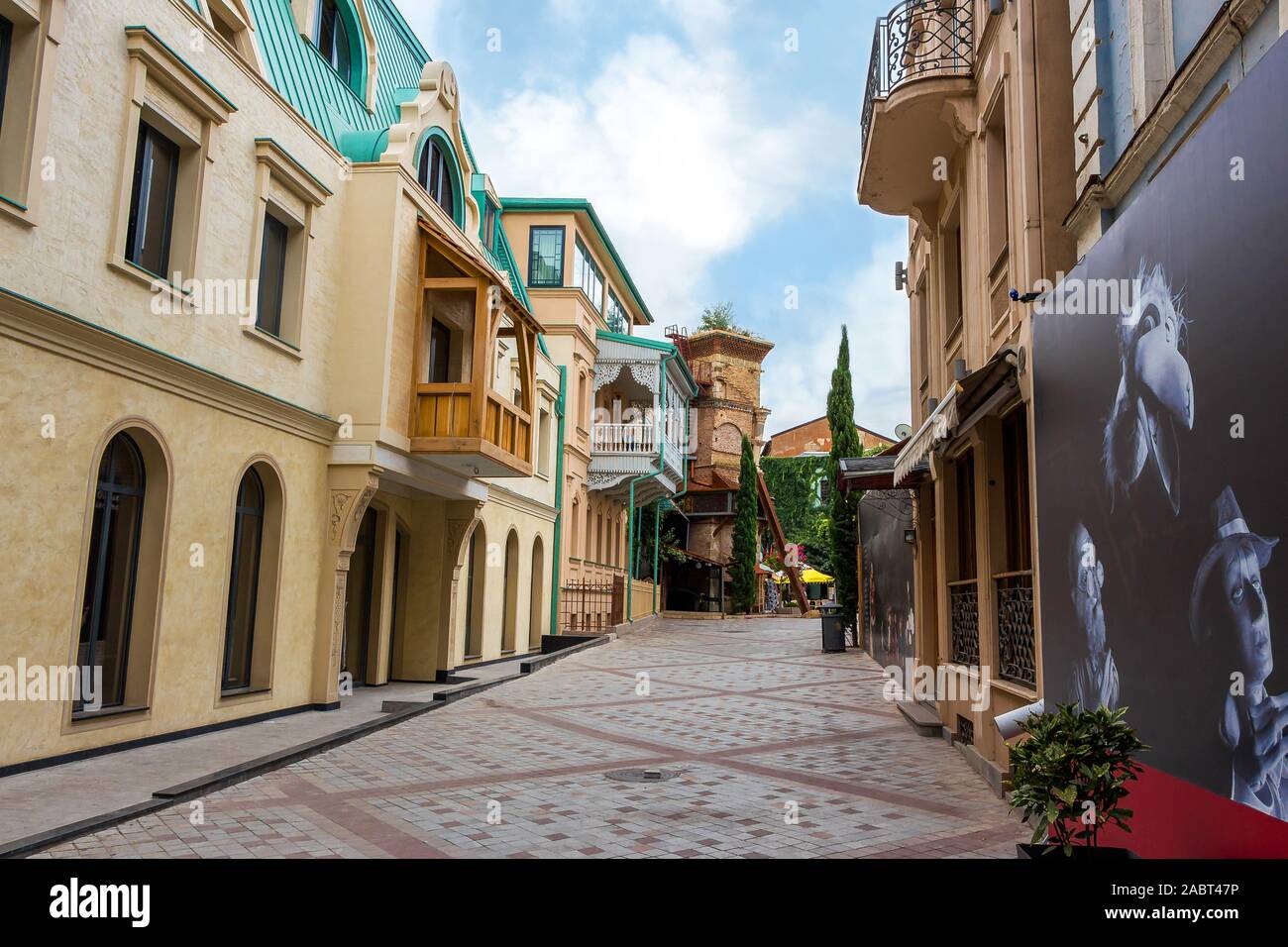 Vecchia Tbilisi. Edifici storici, Vintage Openwork balconi e Rezo Gabriadze Puppet Theatre nella Città Vecchia . Architettura georgiana Landmark. Tourist Foto Stock