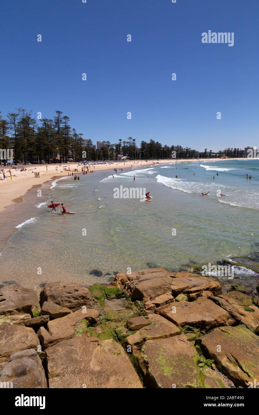 Manly Beach Sydney Australia - Vista della spiaggia in una giornata di sole con le persone che nuotano e che prendono il sole in estate. Manly, Sydney, nuovo Galles del Sud Australia Foto Stock