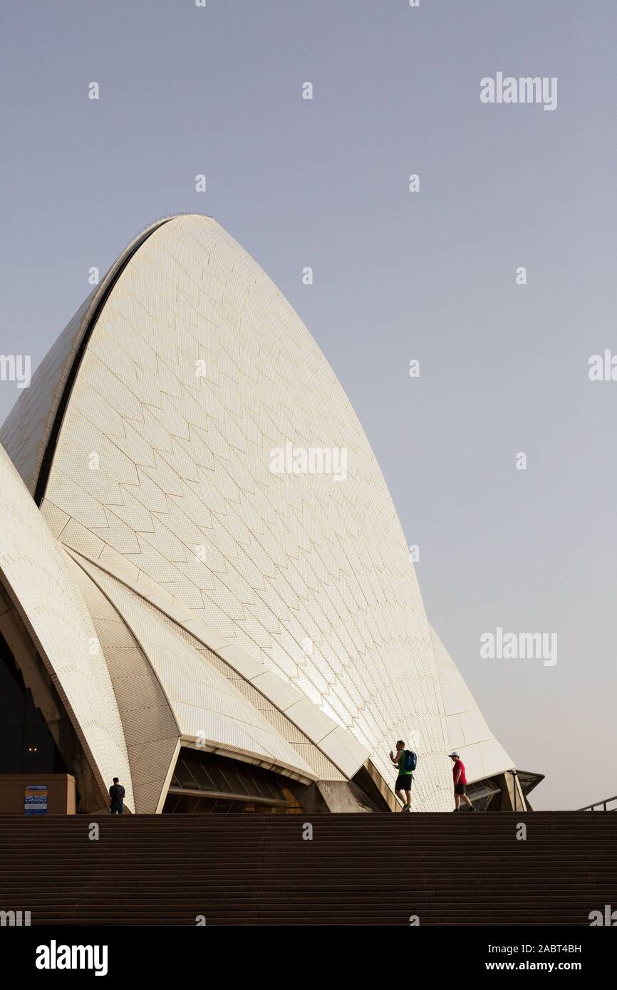 Sydney Travel; l'esterno della Sydney Opera House, Sito Patrimonio dell'Umanità dell'UNESCO, e esempio di architettura moderna, vista contro un cielo blu; Sydney Australia Foto Stock