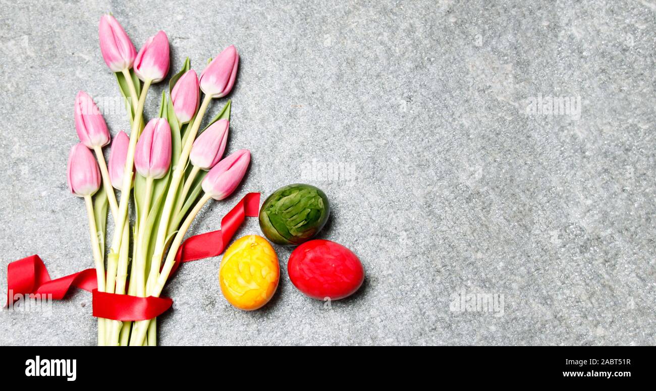 Pasqua, Tulipani Bouquet e uova colorate Foto Stock