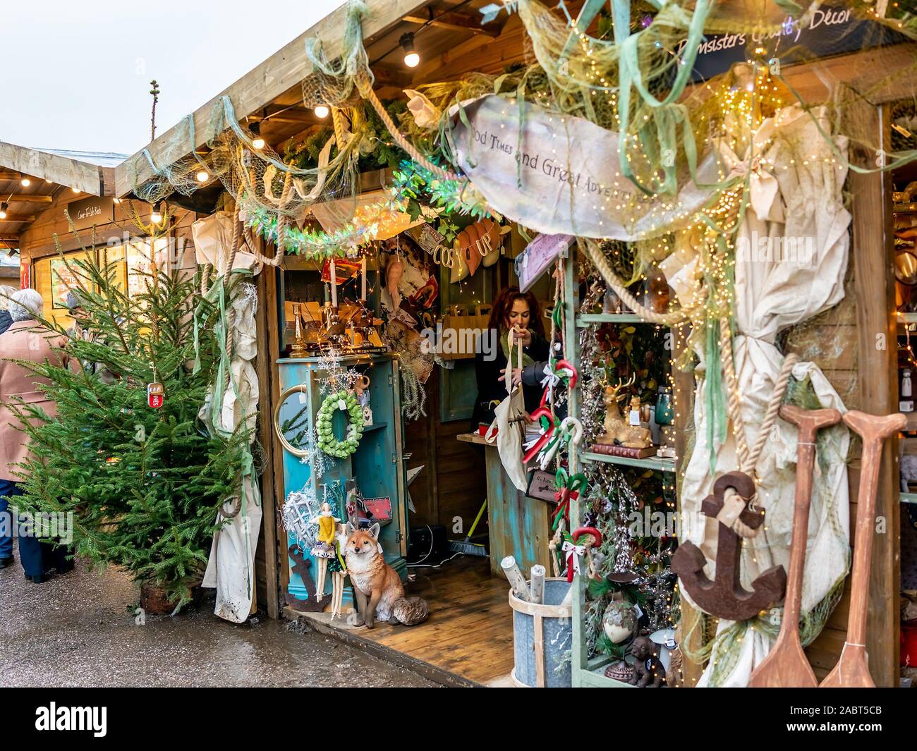 Unico e stravagante stallo regalo al 2019 Mercatino di Natale a Chatsworth House Foto Stock