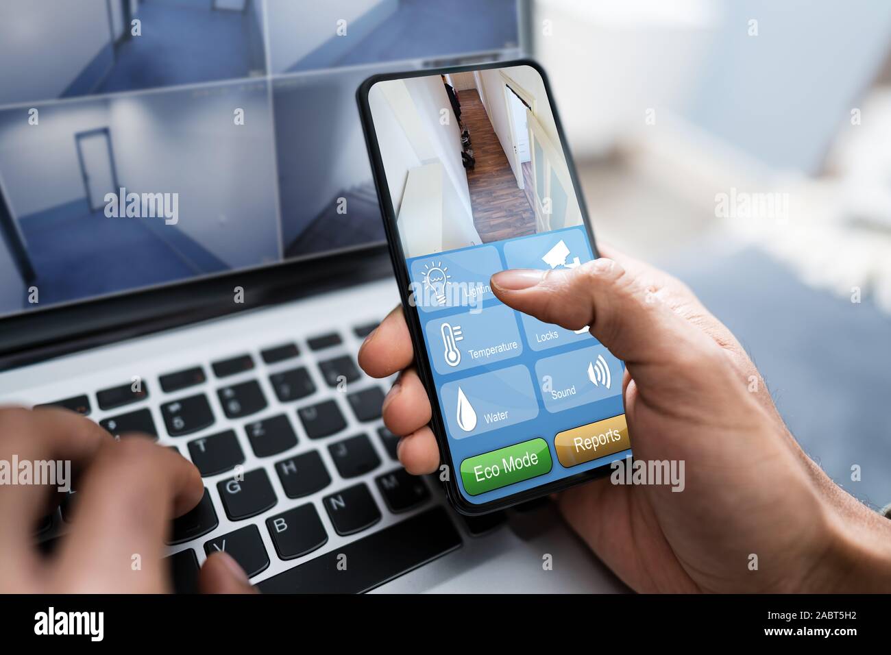 Close-up di un imprenditore il canto servendosi di un sistema di sicurezza domestica sul telefono cellulare Foto Stock