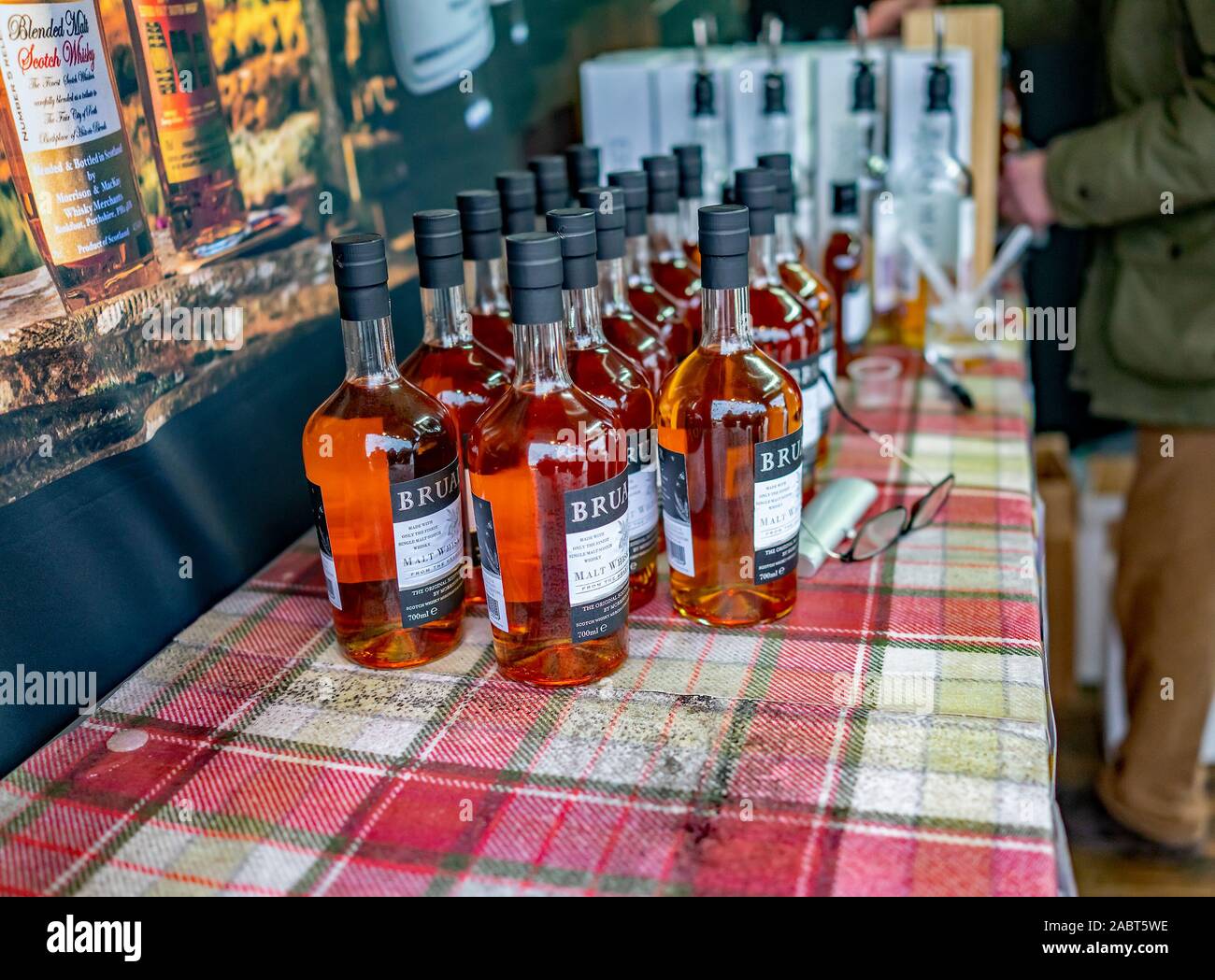 Bottiglie di whisky artigianale disponibile per acquistare in 2019 Mercatino di Natale a Chatsworth House Foto Stock