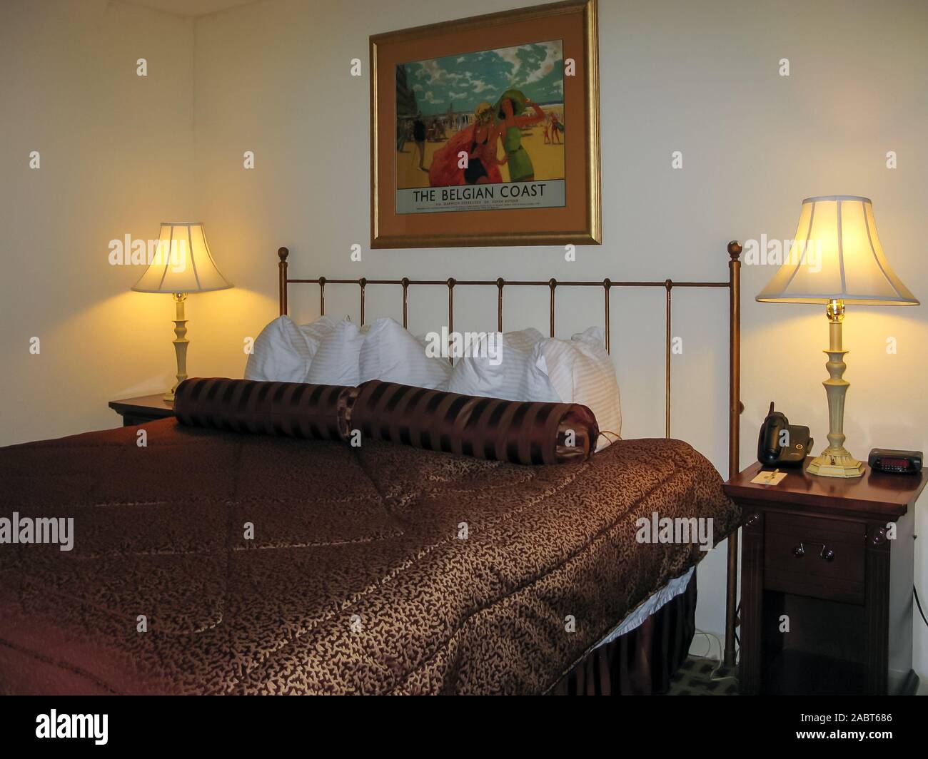 Camera da letto con letto matrimoniale, di luci e di verniciatura sul muro, Chicago, USA Foto Stock