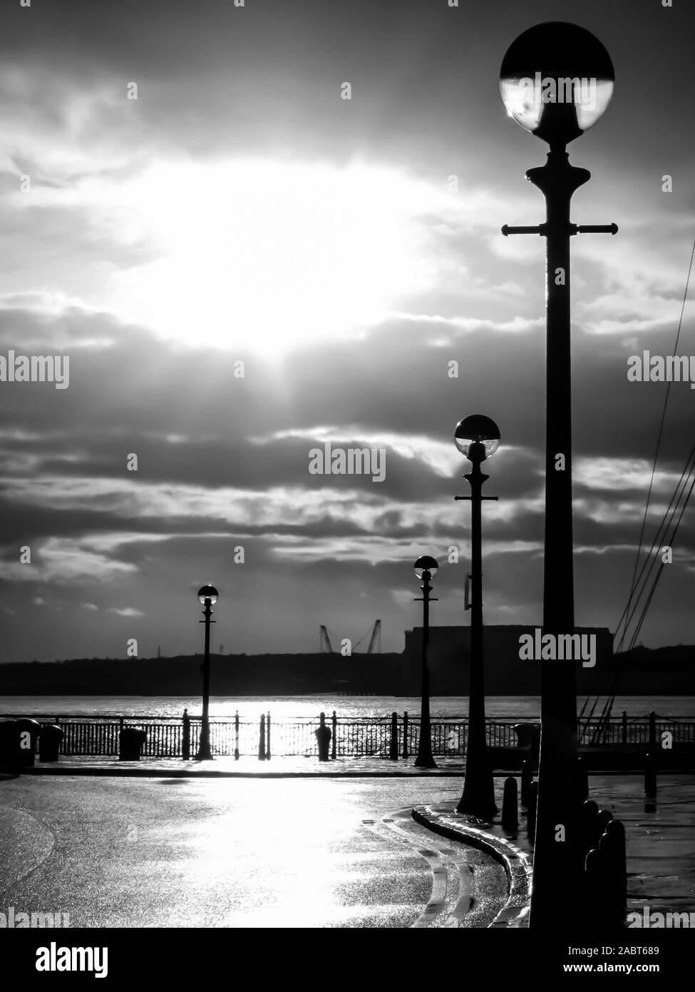 Il sole dopo la pioggia accanto al fiume Mersey di Liverpool, in Inghilterra, Regno Unito Foto Stock