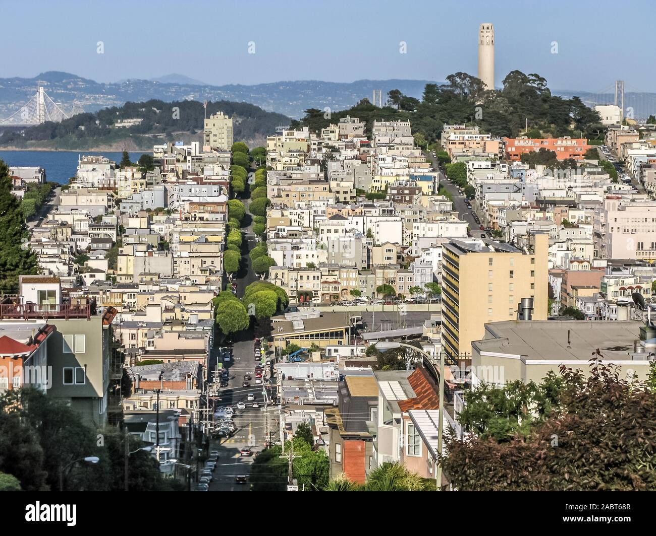 Vista del Telegraph Hill e North Beach distretto da Van Ness Avenue, San Francisco, California, Stati Uniti d'America Foto Stock