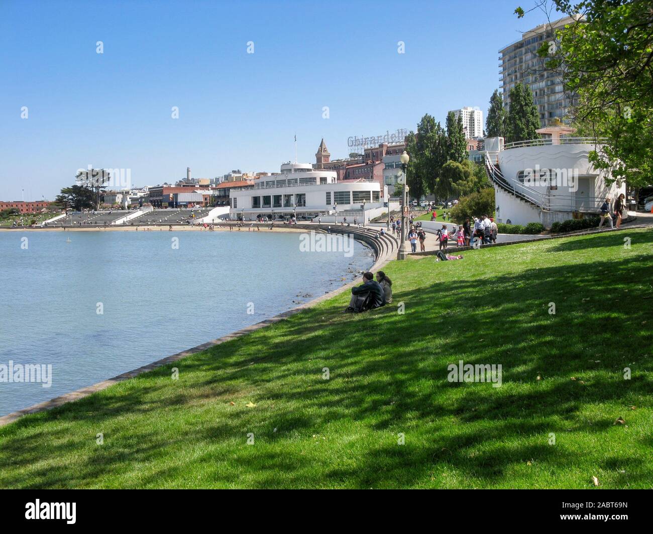 San Francisco Maritime National Historical Park e il Museo Marittimo da Van Ness Avenue, California, Stati Uniti d'America Foto Stock