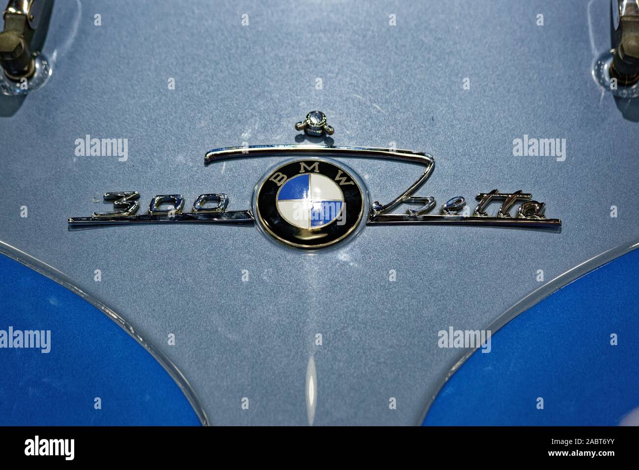 BMW Isetta 300 - Modello 1956 - cappa e il logo vista parziale a Rahmi M. Koc Classic Car Museum di Istanbul. Noto anche come bubble auto. Foto Stock