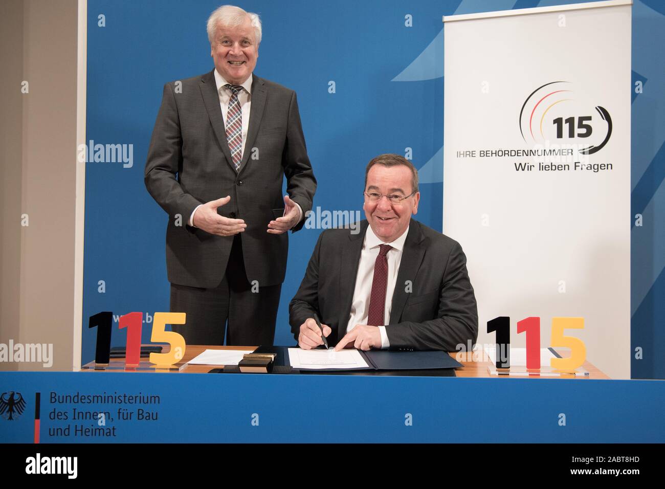 Berlino, Germania. 29 Nov, 2019. Boris Pistorius (r, SPD), il ministro degli Interni del Land della Bassa Sassonia, ha firmato un accordo in presenza di Horst Seehofer (CSU), Ministro federale degli interni, per la costruzione e gli affari interni sulla Bassa Sassonia all'adesione alla competente numero 115. 115 è la linea telefonica diretta per la somministrazione e il primo punto di contatto per domande di tutti i tipi - indipendentemente dal fatto che essi sono comunali, stato o federale per gli affari. Credito: Jörg Carstensen/dpa/Alamy Live News Foto Stock