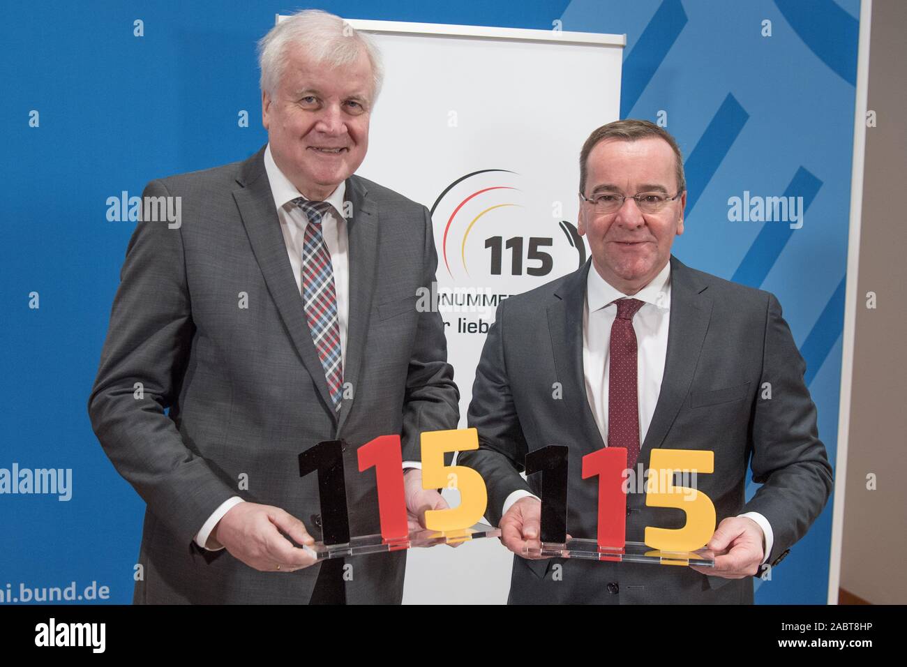 Berlino, Germania. 29 Nov, 2019. Horst Seehofer (l, CSU), Ministro federale degli Interni, edificio e gli affari interni, e Boris Pistorius (SPD), il ministro degli Interni del Land della Bassa Sassonia, detengono ciascuna il numero 115 nelle loro mani. In precedenza, Pistorius ha firmato un accordo per la Bassa Sassonia all'adesione alla competente numero 115. Il numero di autorità 115 è la linea telefonica diretta per la somministrazione e il primo punto di contatto per domande di tutti i tipi - indipendentemente dal fatto che essi riguardano locali, statali o federali e affari. Credito: Jörg Carstensen/dpa/Alamy Live News Foto Stock