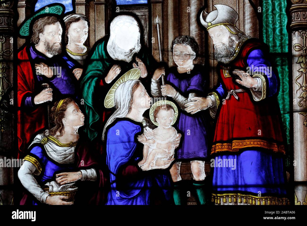 La Basilica di San Pietro. La presentazione di Gesù al tempio. Finestra di vetro colorato. Dreux. La Francia. Foto Stock