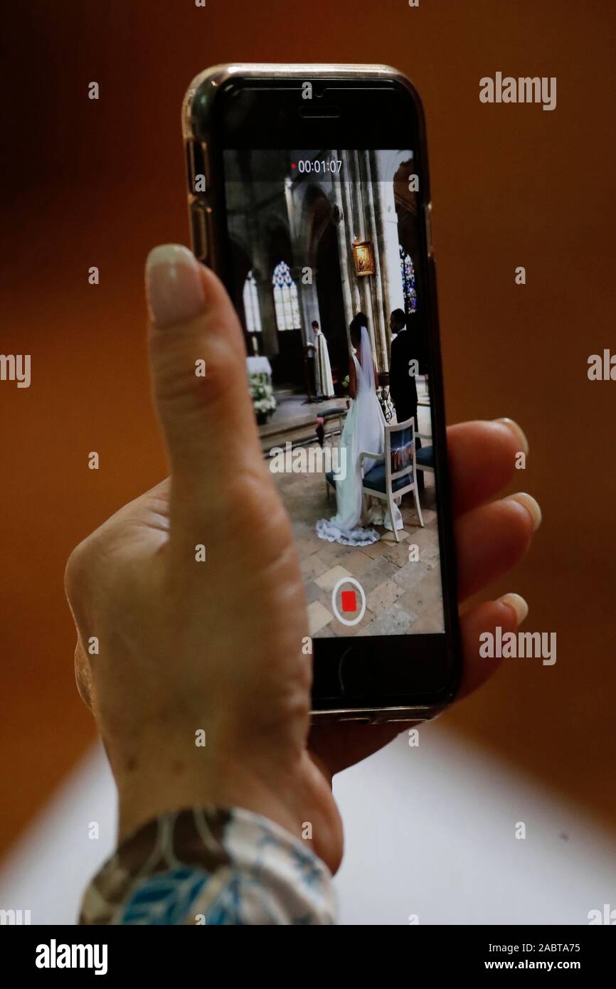 Cerimonia di matrimonio in una chiesa cattolica. Valutazione di scattare le foto e film. La Francia. Foto Stock