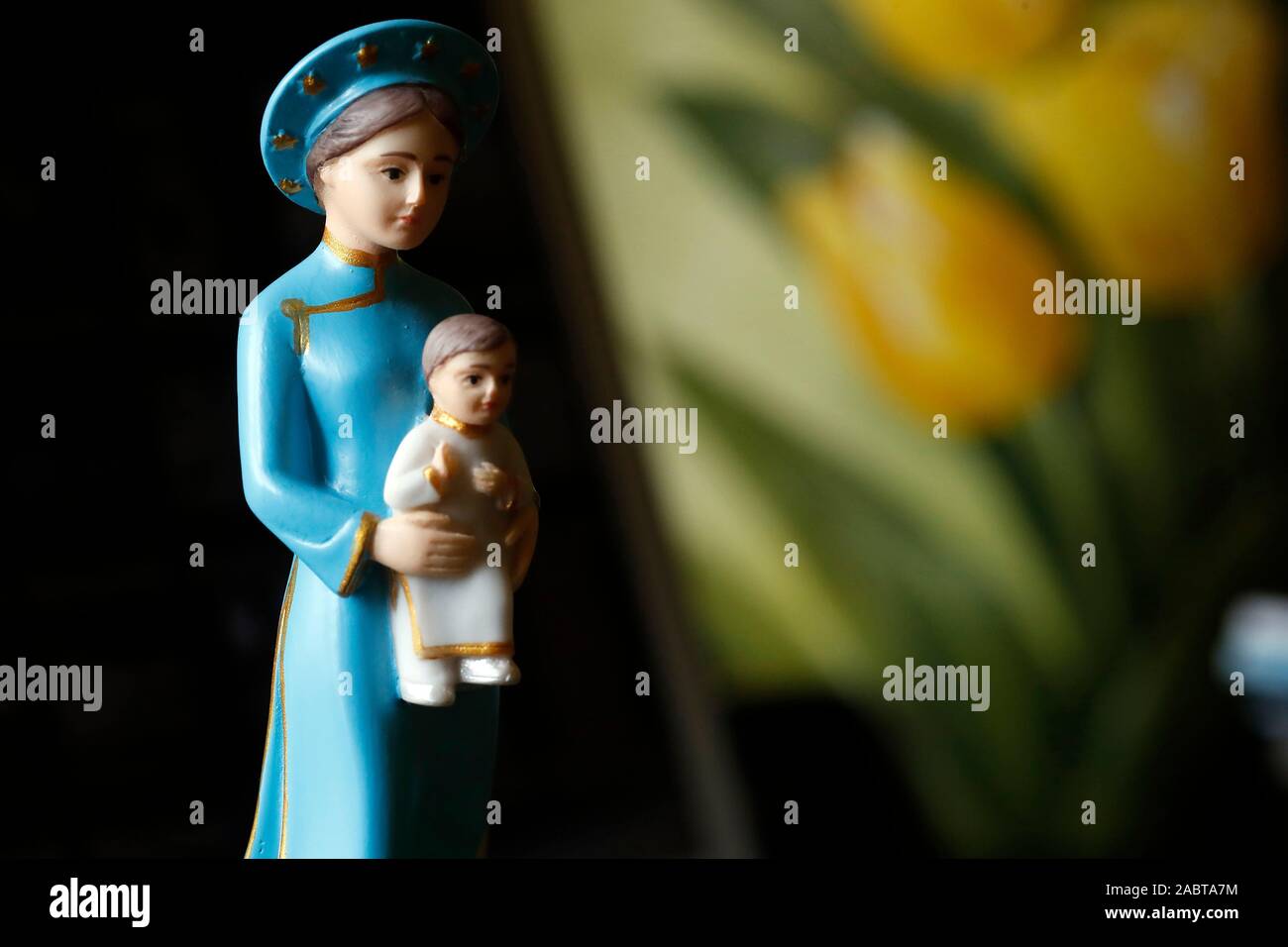 Vergine Maria e il bambino Gesù Cristo. Nostra Signora di La Vang. Figurina. La Francia. Foto Stock