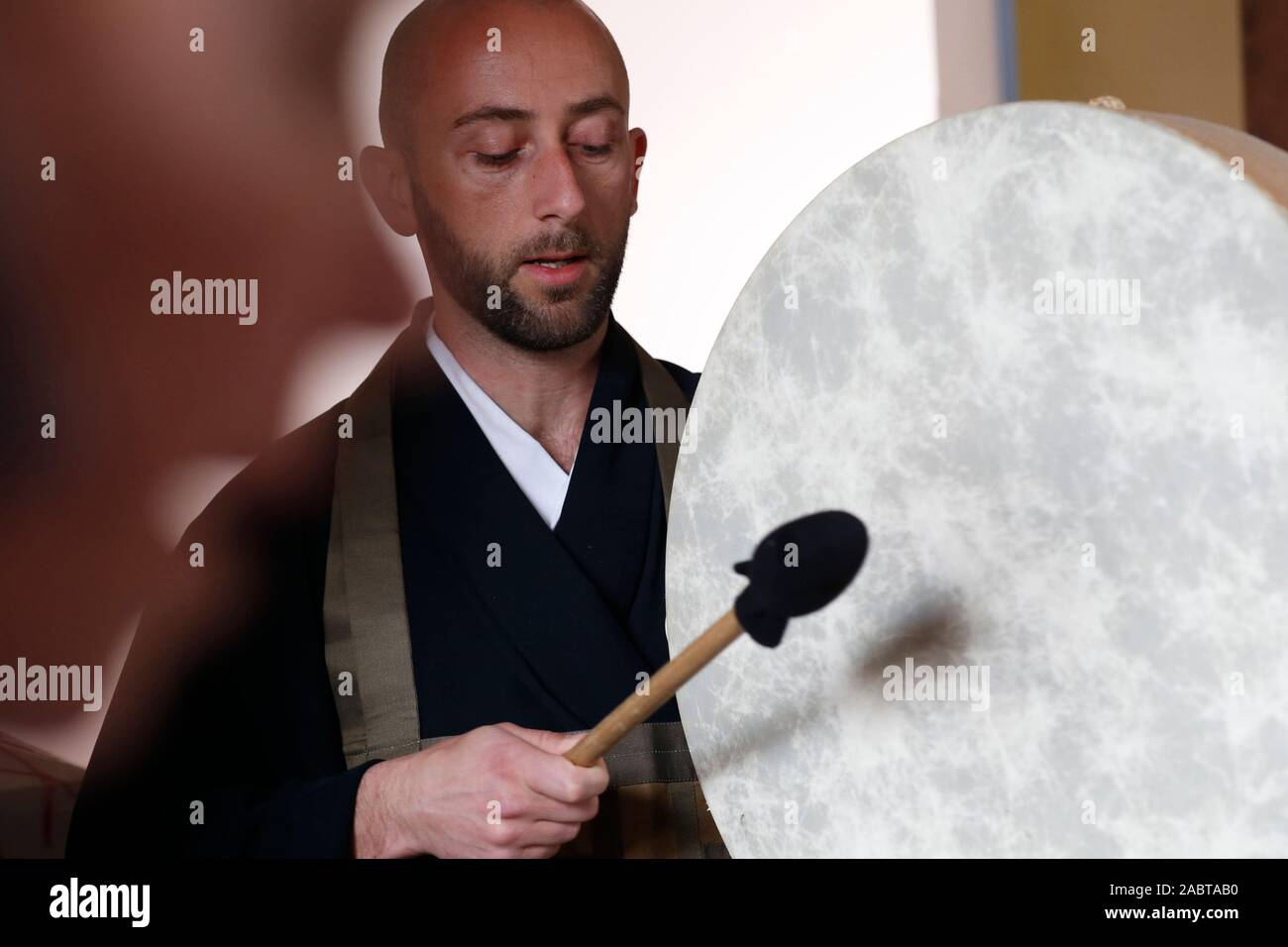 Zen sesshin (ritiro) in Tamie, Francia. Il tamburo battente. Foto Stock