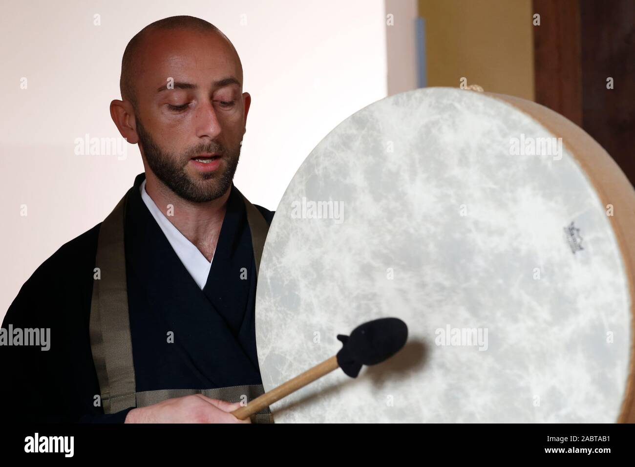 Zen sesshin (ritiro) in Tamie, Francia. Il tamburo battente. Foto Stock