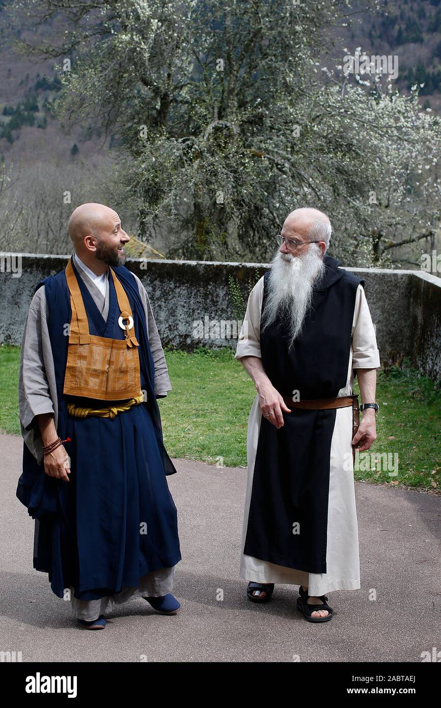 Zen sesshin (ritiro) in Tamie monastero cattolico, Francia. Buddisti Zen devoti incontro monaci cattolici. Foto Stock