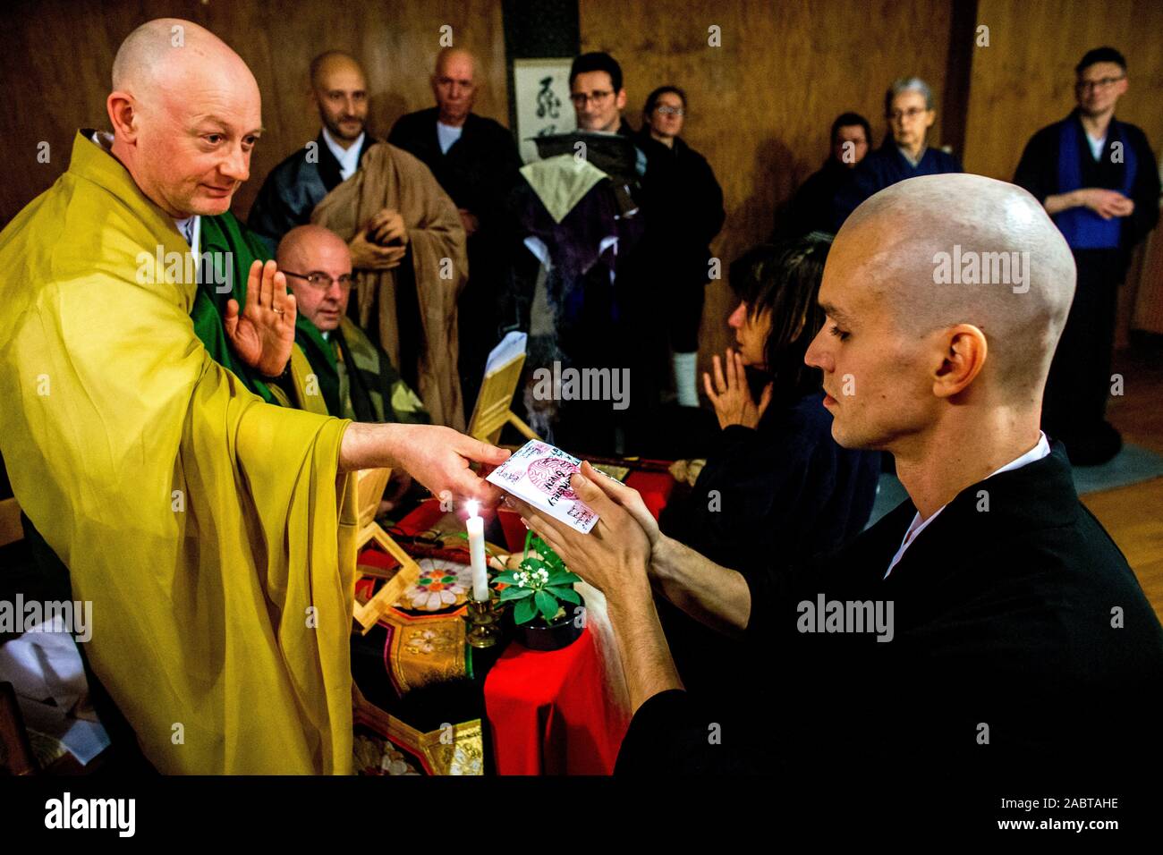 Zen sesshin (ritiro) in Lanau, Francia. Boddhisatva ordinazione. Foto Stock