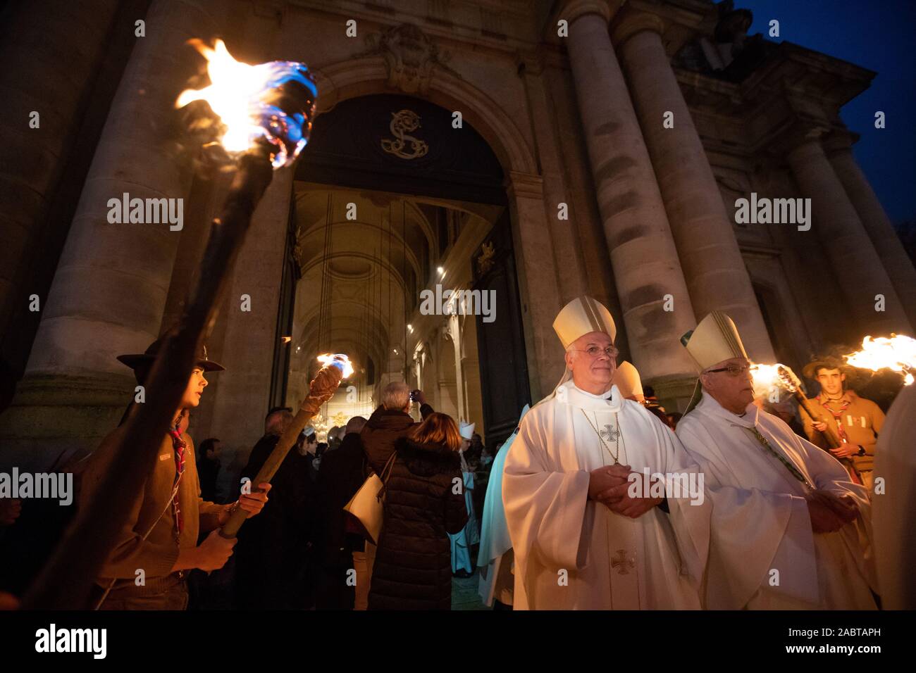 Ordinazione di Mons. Bruno Valentin in Saint Louis cattedrale, Versailles, Francia. Uscire dalla processione. Foto Stock