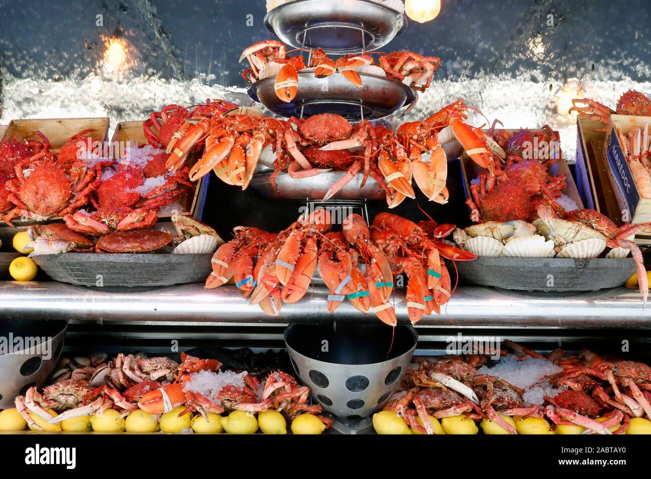 Ristorante di pesce. Le aragoste e i granchi. Parigi. La Francia. Foto Stock